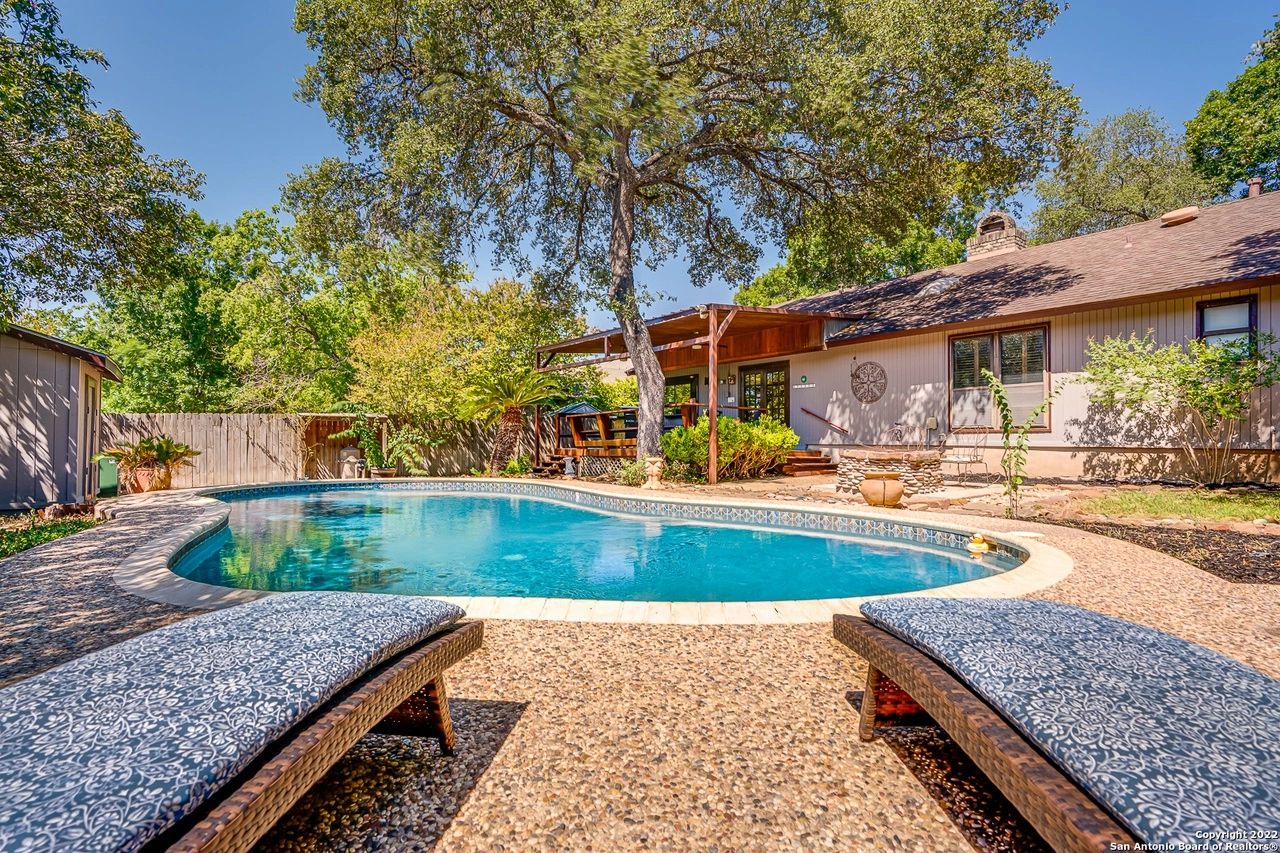 The swimming pool and covered patio at Her Turn